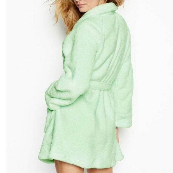 VICTORIA'S SECRET WOMEN COZY PLUSH LIGHT GRAY SHORT ROBE SUPER SOFT M/L NWT - Picture 8 of 9